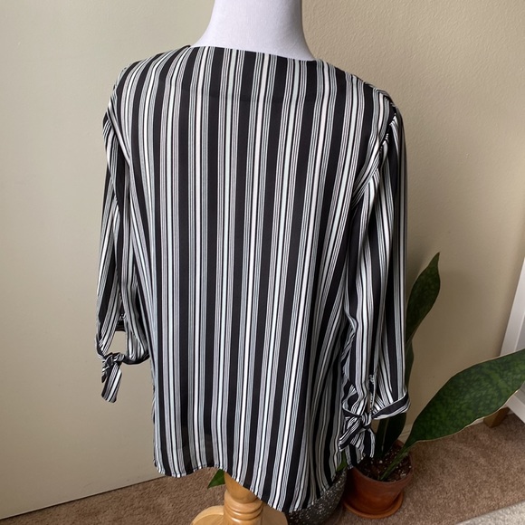 FINAL SALE Striped blouse with ties at wrists - Picture 3 of 7